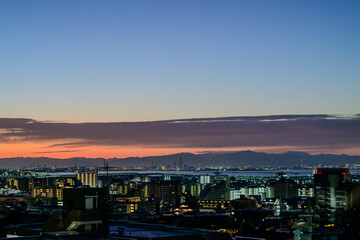 Fototapeta premium 夜明け前の神戸の街。東灘区岡本の高台にある梅林公園より冬の明け方に撮影