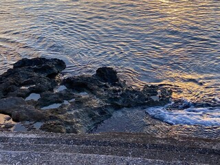 Obraz premium Rocky shore beach waves