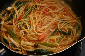 キノコとほうれん草のトマトパスタ