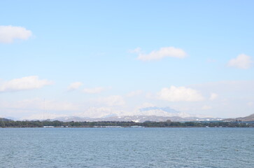 한강 너머로 보이는 눈 쌓인 북한산