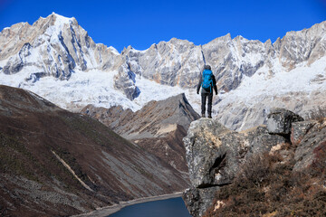 Naklejka premium Backpacking woman hiking on high altitude mountain top