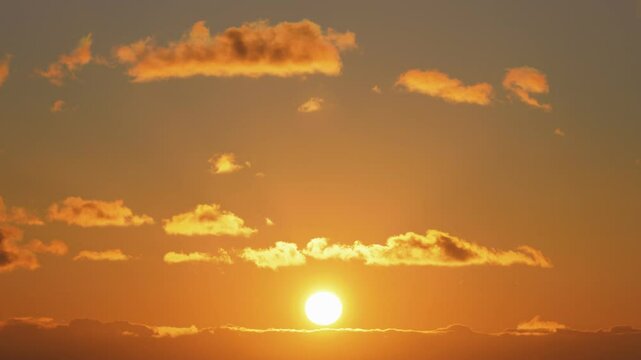 小さな雲と丸い太陽