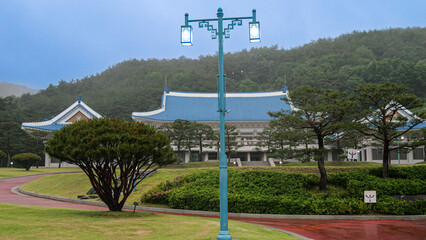 Obraz premium Hapcheon-gun, Gyeongsangnam-do, South Korea - tourists are walking on dirt road besides Colonial Japanese House and clothes store at Hapcheon Film Theme Park Morning view of photo studio and shops fo