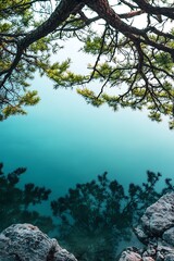 Obraz premium Top-down shot of a serene mountain lake reflecting a clear blue sky 