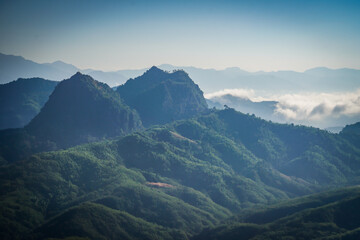 Obraz premium the atmosphere of the mountain and mist