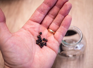 Black pepper on the palm. It has a sharp taste and smell. It is popular in meat, fish, egg dishes, in salads, soups and sauces