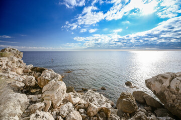 La côte azur en hiver sur la Riviera française. Une promenade le long de la mer.