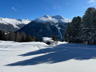 Beautiful sunlit and snow-capped alpine peaks above the Swiss tourist sports-recreational winter resort of Davos - Canton of Grisons, Switzerland (Kanton Graub&uuml;nden, Schweiz)