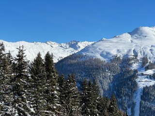 Beautiful sunlit and snow-capped alpine peaks above the Swiss tourist sports-recreational winter resort of Davos - Canton of Grisons, Switzerland (Kanton Graubünden, Schweiz)