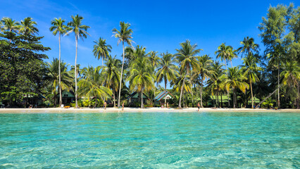 Obraz premium Discover the serene beauty of Koh Kood Thailand under a radiant blue sky