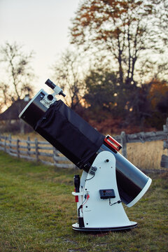 Amateur astronomy telescope for observing stars, planets and other celestial bodies.