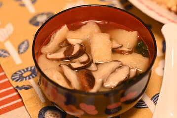 しいたけと油揚げの味噌汁