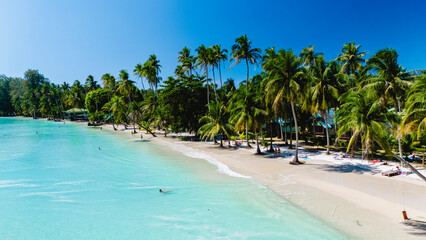 Obraz premium Discovering the pristine shores and turquoise waters of Koh Kood, Thailand on a sunny day