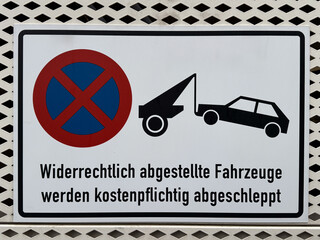 Widerrechtlich abgestellte Fahrzeuge, kostenpflichtiges Abschleppen, Halteverbotsschild, Verkehrszeichen, Parkverbot