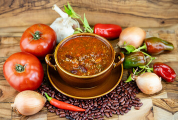 Chili- und Paprikaschoten als Zutaten für ein Chili con Carne