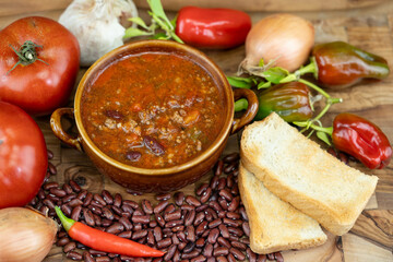 Chili- und Paprikaschoten als Zutaten für ein Chili con Carne