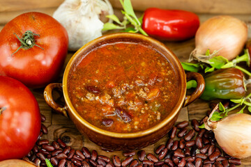 Chili- und Paprikaschoten als Zutaten für ein Chili con Carne