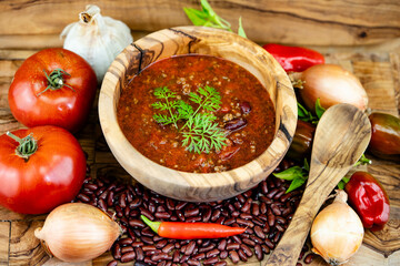 Chili- und Paprikaschoten als Zutaten für ein Chili con Carne