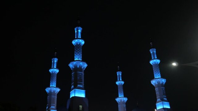 The atmosphere of the Sheikh Zayed Grand Mosque building in Solo, Surakarta at night