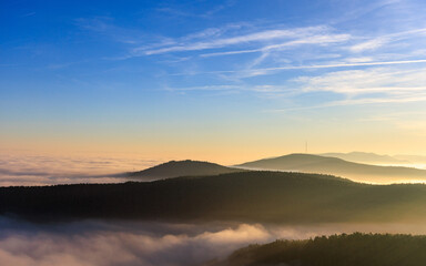 Sonnenuntergang über dem Nebel
