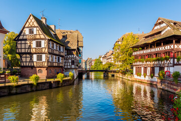 Obraz premium Historic District along the Ill River in the Petite France Quarter in Strasbourg, Alsace, Eastern France.
