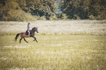 Mädchen mit Pferd
