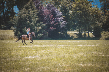 Mädchen mit Pferd