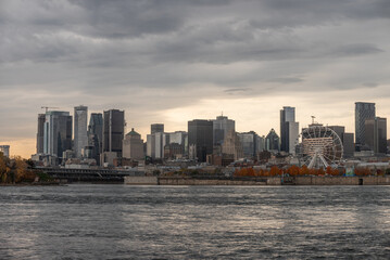 Fototapeta premium La ville de Montreal avec ses grands immeubles au Quebec Canada