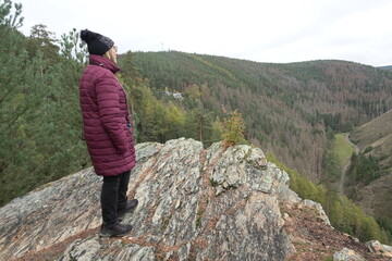 Frau an den Meurasteinen