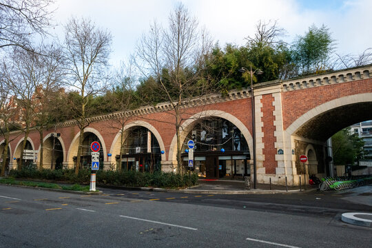 sc&egrave;ne de rue montrant le viaduc des arts dans la ville de Paris en France