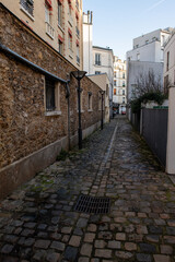 Une petite rue pavée dans le centre de Paris en France