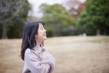 冬の朝の公園で元気で楽しく遊んでいる女子高校生の姿