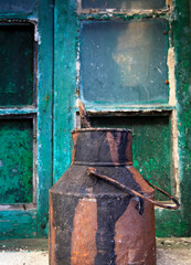 marmita vieja oxidada con pintura negra recipiente para la leche con fondo verde país vasco IMG_5543-as25