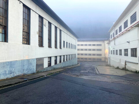 calle vac&iacute;a de unos pabellones y f&aacute;bricas  con niebla legazpi pa&iacute;s vasco IMG_9091-as25