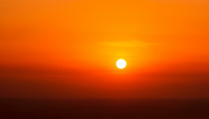 Obraz premium The point at which the temperature gradually drops in a bright orange sunset