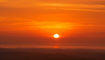 Obraz premium The point at which the temperature gradually drops in a bright orange sunset