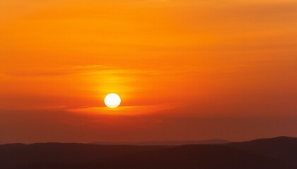 Obraz premium The point at which the temperature gradually drops in a bright orange sunset