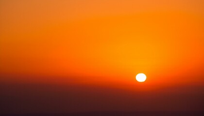 Obraz premium The point at which the temperature gradually drops in a bright orange sunset