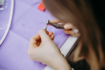 Studenci stomatologii ćwiczą na szczęce prosiaka © rozentuzjazmowany
