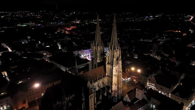 Dom St. Peter zu Regensburg, kurz Regensburger Dom, Deutschland, Luftaufnahme bei Nacht. Regensburg Cathedral most important church and landmark of city of Regensburg Germany, aerial view at night. 