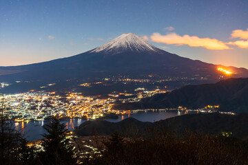 冬の新道峠から夜明けの富士山