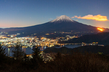 冬の新道峠から夜明けの富士山