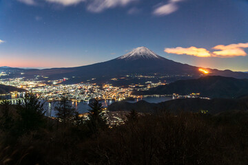 冬の新道峠から夜明けの富士山