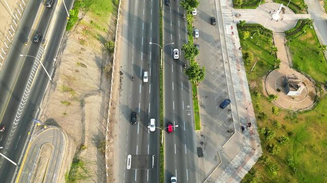 Avenida de doble v&iacute;a en la costa del pacifico transcurrida por autos particulares,  con vista al mar y a una gran ciudad sudamericana llena de edificios modernos