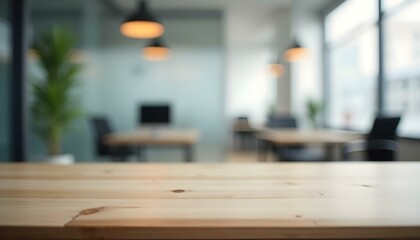 Fondo de oficina desenfocado con mesa en primer plano