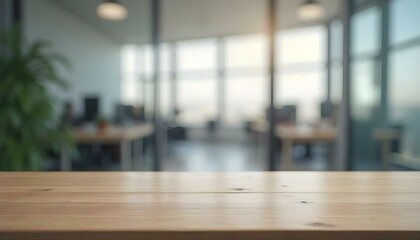 Fondo de oficina desenfocado con mesa en primer plano