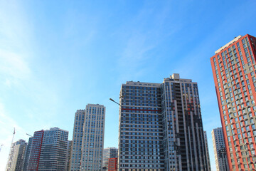 Fototapeta premium modern high-rise building under construction in a new residential complex, modern architecture in the city, facades of new buildings