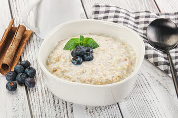 Oats porridge with blueberry