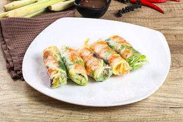 Vietnamese spring roll with prawn and mango
