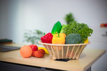 Doctors are advising patients to eat more vegetables, emphasizing health benefits such as improved digestion, improved immunity, and weight control for overall good health.